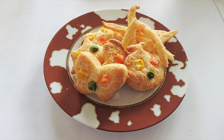 からだにおいしいおやつクッキング　チーズ入り野菜のビスケットづくり