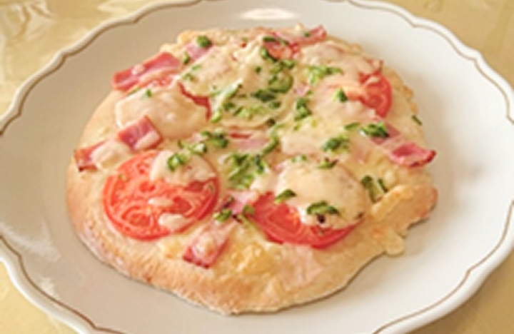 おあしすルーム「トマトやパプリカ、ベーコンをのせたピザ」づくり